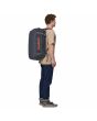 Hombre con Bolsa de viaje convertible en mochila Patagonia Black Hole Duffel 55 Smolder Blue Azul Marino Unisex