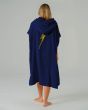 Mujer con toalla con capucha Lightning Bolt Poncho azul posterior
