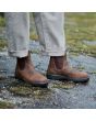 Hombre con botas de piel impermeables Blundstone 2544 Chelsea color teca resistentes al agua