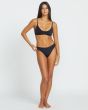 Mujer con conjunto de bikini con braguita Volcom Simply Seamless Cheekini Negra
