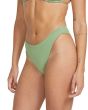 Mujer con Braguita de Bikini Volcom Simply Seamless estilo skimpy en color verde tiro bajo