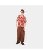 Hombre con camisa surfera de manga corta Carhartt WIP Bayou Shirt roja frontal 