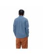 Hombre con camisa de pana fina Carhartt WIP Madison Fine Cord LS Azul Sorrento y Blanco Cera posterior