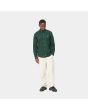 Hombre con camisa de manga larga Carhartt WIP Madison Shirt verde con logo blanco cera frontal