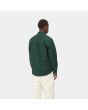 Hombre con camisa de manga larga Carhartt WIP Madison Shirt verde con logo blanco cera posterior