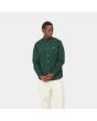 Hombre con camisa de manga larga Carhartt WIP Madison Shirt verde con logo blanco cera