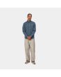Hombre con camisa de manga larga Carhartt WIP Madison Shirt azul con logo blanco frontal
