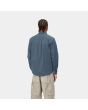Hombre con camisa de manga larga Carhartt WIP Madison Shirt azul con logo blanco posterior