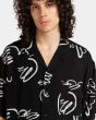 Hombre con Camisa surfera de manga corta Element Resort Birds negra cuello abierto y bolsillo