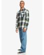 Hombre con camisa de franela Quiksilver Motherfly Azul Marino y Verde a cuadros lateral