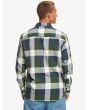 Hombre con camisa de franela Quiksilver Motherfly Azul Marino y Verde a cuadros posterior