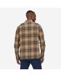 Hombre con Camisa de franela Patagonia Organic Cotton Midweight Fjord Mojave Khaki posterior