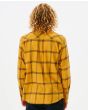 Hombre con Camisa de franela Rip Curl Checked In color mostaza espalda