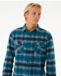 Hombre con Camisa de franela Rip Curl Count Flannel Azul a cuadros bolsillos