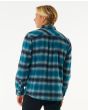 Hombre con Camisa de franela Rip Curl Count Flannel Azul a cuadros posterior
