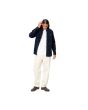 Hombre con Camisa de pana Carhartt WIP Madison Cord LS Azul Marino Oscuro con logo blanco cera regular fit