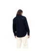 Hombre con Camisa de pana Carhartt WIP Madison Cord LS Azul Marino Oscuro con logo blanco cera posterior