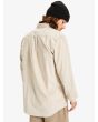 Hombre con camisa de pana Quiksilver Smoke Trail Cord Beige posterior