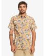Hombre con Camisa surfera de manga corta Quiksilver Surfadelica Negro Floral 