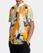 Hombre con camisa de manga corta RVCA Anytime Multicolor Floral izquierda