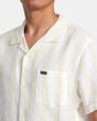 Hombre con camisa holgada de manga corta RVCA Love Stripe Blanca y Amarilla bolsillo
