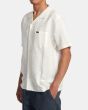Hombre con camisa holgada de manga corta RVCA Love Stripe Blanca y Amarilla izquierda