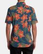 Hombre con camisa surfera de manga corta RVCA Wild Hibiscus Azul Floral espalda
