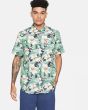Hombre con Camisa Surfera Hurley Cabana en color verde con estampado floral  