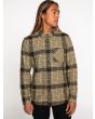 Hombre con camisa de manga larga de franela Volcom Caden Plaid caqui cerrada