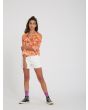 Mujer con Camisa cropped de manga larga Volcom Egle Zvirblyte coral frontal