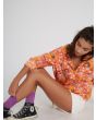 Mujer con Camisa cropped de manga larga Volcom Egle Zvirblyte coral lateral