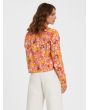 Mujer con Camisa cropped de manga larga Volcom Egle Zvirblyte coral posterior