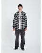 Hombre con camisa de manga larga Volcom Tone Stone negra frontal 