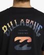 Hombre con Camiseta de manga Billabong Arch Fade Premium negra estampado espalda