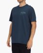 Hombre con camiseta de manga corta Billabong Arch Fill azul marino lateral