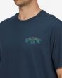 Hombre con camiseta de manga corta Billabong Arch Fill azul marino pecho