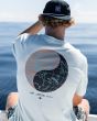 Hombre con camiseta orgánica de manga corta Billabong Coral Gardeners Blanca lifestyle
