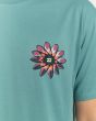 Hombre con camiseta de manga corta Billabong Hologram turquesa detalle