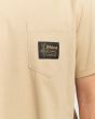 Hombre con camiseta de manga corta Billabong Lounge Pocket beige bolsillo