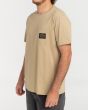 Hombre con camiseta de manga corta Billabong Lounge Pocket beige lateral
