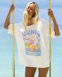 Mujer con camiseta holgada de manga corta Billabong Peace and Love blanca lifestyle