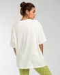 Mujer con camiseta holgada de manga corta Billabong Peace and Love blanca posterior