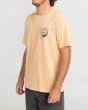 Hombre con camiseta de manga corta Billabong Pop Surf Wax tono salmón lateral