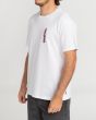Hombre con camiseta de manga corta Billabong Tribal Dance blanca lateral