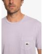 Hombre con camiseta orgánica de manga corta con bolsillo Quiksilver Sub Mission lila logo