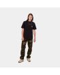Hombre con camiseta de manga corta con bolsillo Carhartt WIP Pocket T-Shirt negra frontal