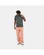 Hombre con camiseta de manga corta con bolsillo Carhartt WIP Pocket T-Shirt verde frontal