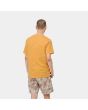 Hombre con camiseta de manga corta con bolsillo Carhartt WIP Pocket T-Shirt naranja posterior