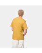 Hombre con camiseta de manga corta con bolsillo Carhartt WIP Pocket T-Shirt amarilla espalda