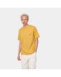 Hombre con camiseta de manga corta con bolsillo Carhartt WIP Pocket T-Shirt amarilla
